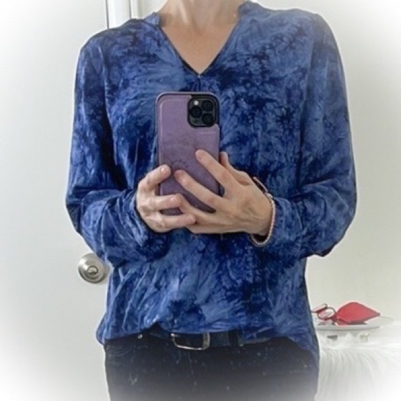 💕Beautiful Blue Tie Die High Low Faux Wrap Blouse💕 - Picture 12 of 16